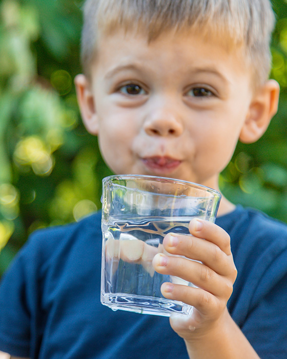 Kind trinkt Wasser