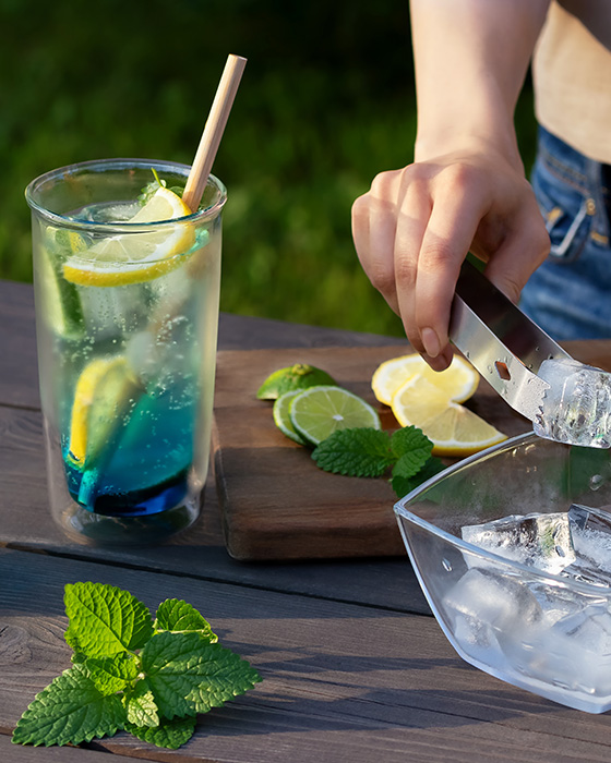 Eiswürfel in einem frischen Sommerdrink mit Zitrone und Pfefferminze