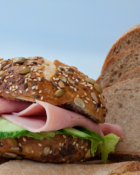 Kornbrötchen mit Schinken, Gurke und Salat.