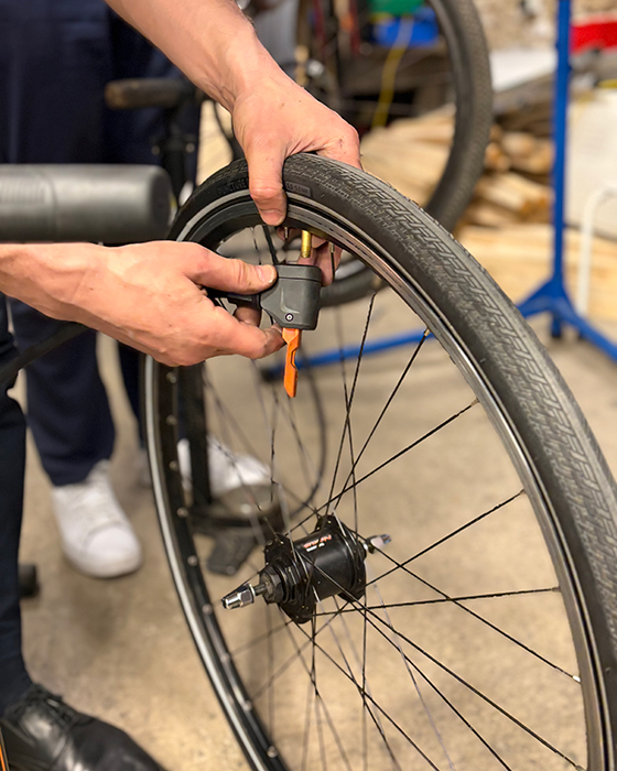 Fahrradreifen wird mittels einer Pumpe mit Manometer mit Luft befüllt