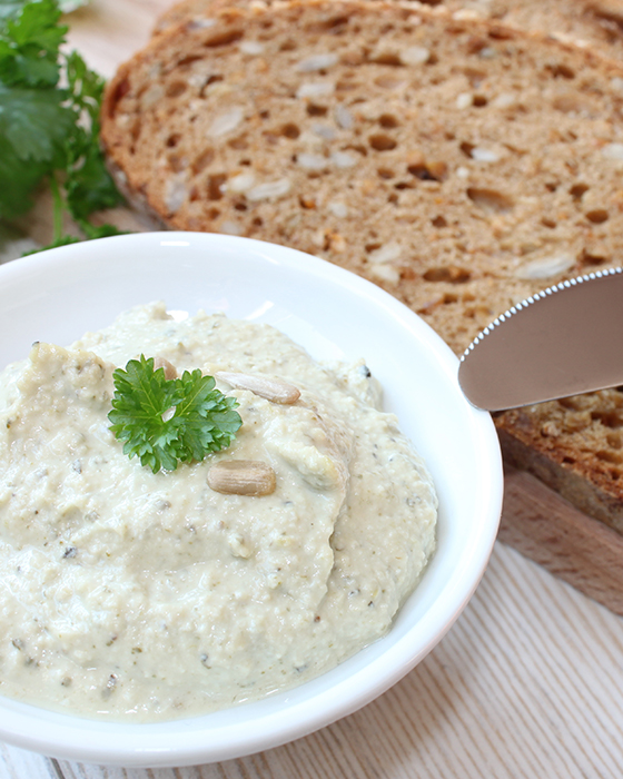 Cremiger Brotaufstrich mit Vollkornbrot.