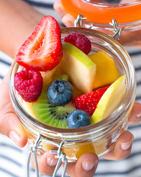 Schale mit Obst und Beeren.
