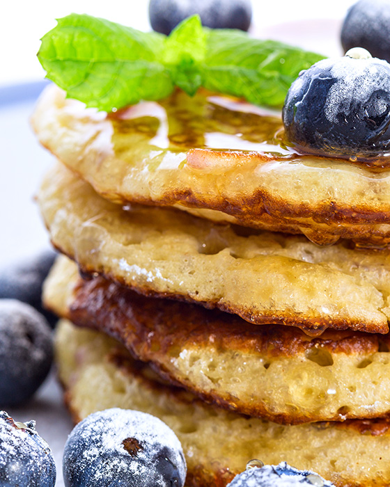 Pancakes mit Honig und Heidelbeeren