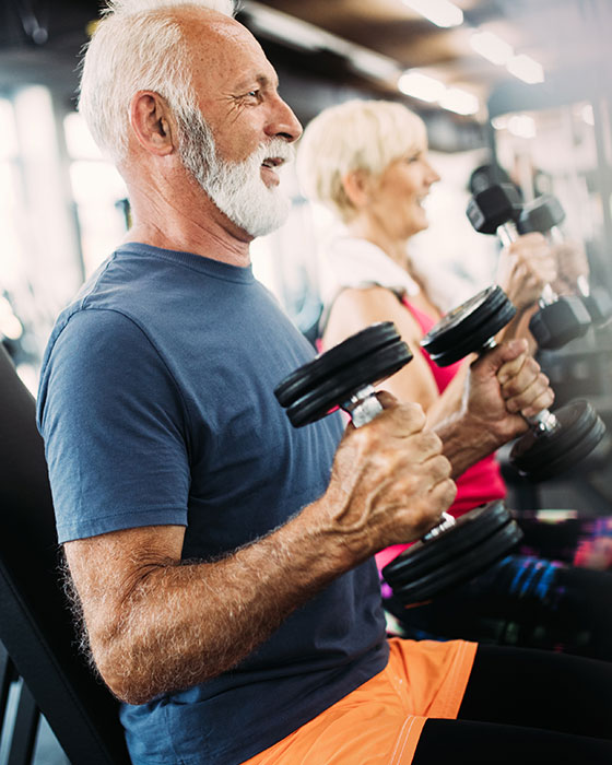 Senior:innen im Fitnessstudio beim Training