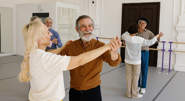 Senior:innen beim Tanzen