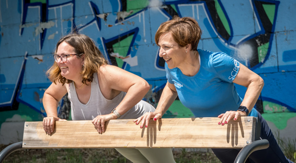 UNIQA VitalCoach und Frau beim Training