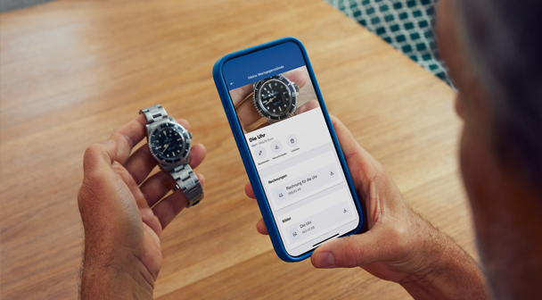 Mann fotografiert seine Uhr zur Dokumentation