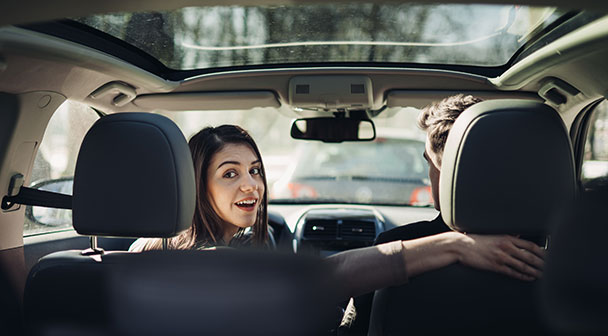 Frau am Steuer macht den Schulterblick zurück