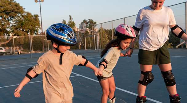 Kinder beim Rollerbladen