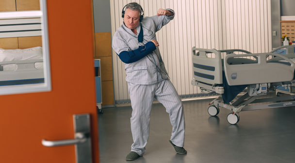 Tanzender Mann mit gebrochenem Arm