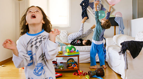 Kinder spielen im Wohnzimmer