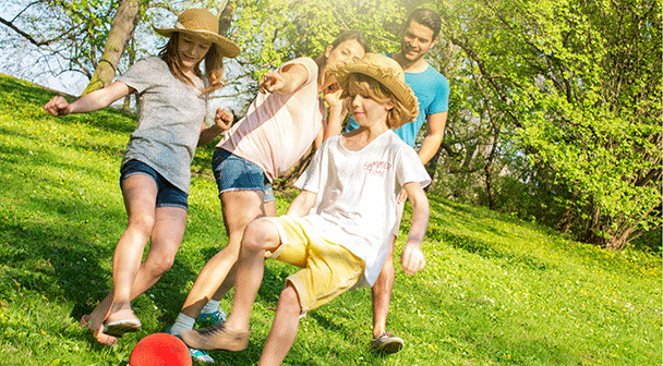 Familie beim Kicken im Garten