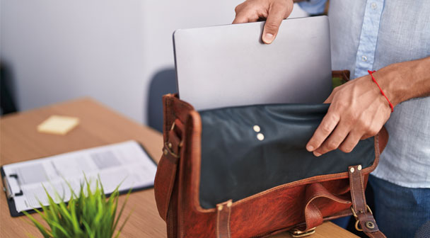 Laptop wird in die Tasche gepackt