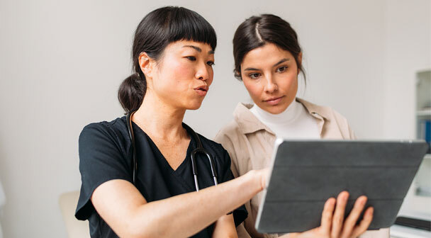 Ärztin mit Patientin
