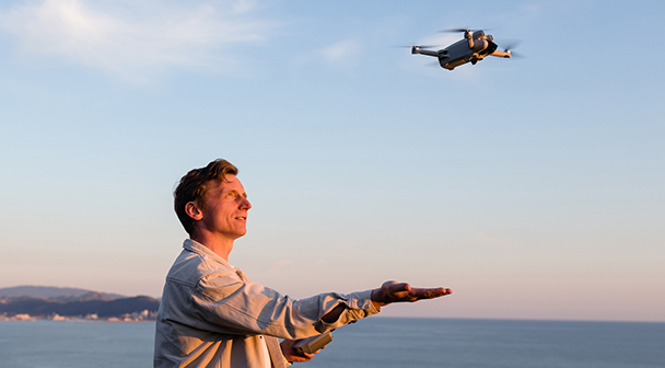 Mann lässt Drohne fliegen