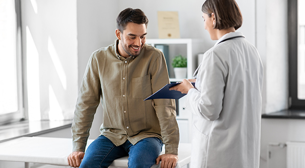 Ärztin beim Gespräch mit dem Patienten