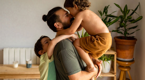 Vater mit seinen Kindern beim Herumalbern