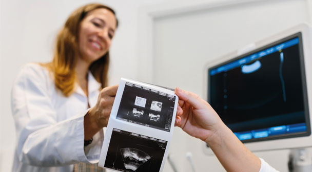 Paar sieht sich ein Ultraschall Bild an
