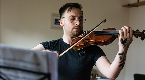 Geigenspieler beim Musizieren
