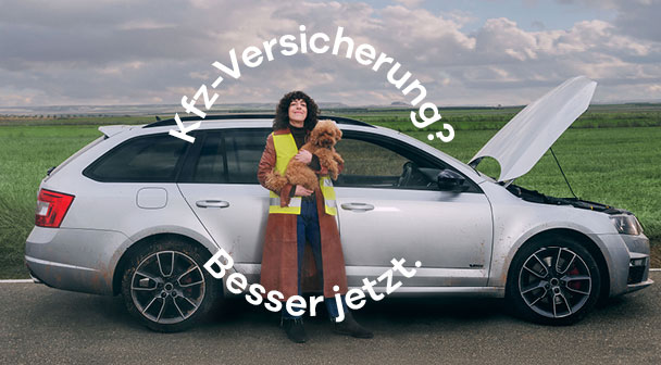 Frau mit Hund vor Auto mit offener Motorhaube
