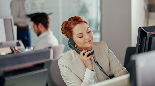 Person im Büro am Telefon