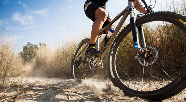 mountainbike auf sandigem boden