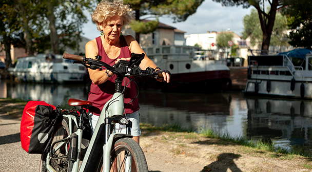 Frau mit dem E-Bike unterwegs