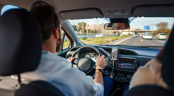 Mann beim Autofahren auf der Autobahn