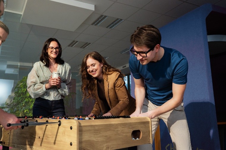 people_playing_table_tennis_in_office
