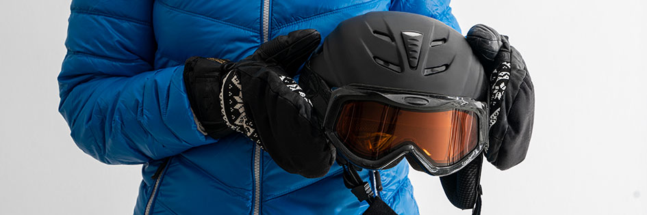 Skibekleidung inklusive Skihelm und Skibrille