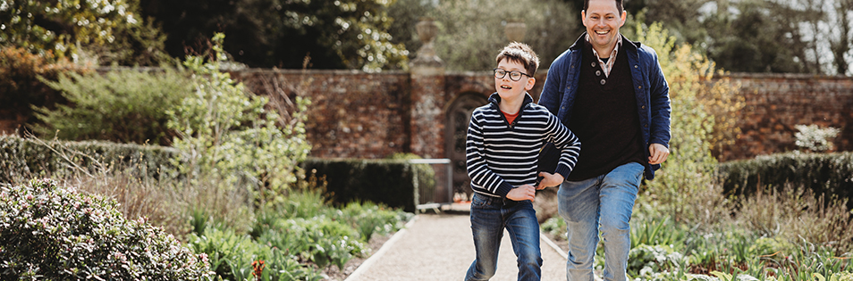 Vater und Sohn beim Wettrennen im Park