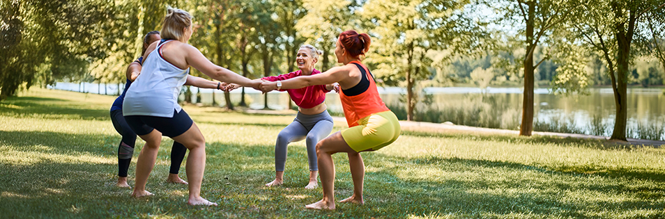 Frauen bei Fitnessübungen auf einer Wiese