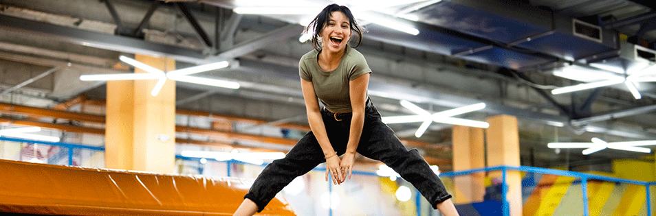 Frau beim Trampolinspringen