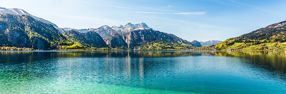 See mit Bergen im Hintergrund