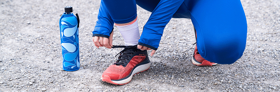 Laufschuhe werden zugebunden