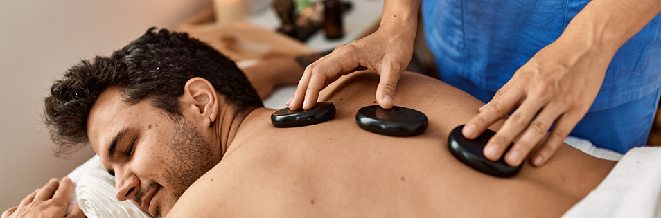 Hot Stone Behandlung am Rücken eines Patienten