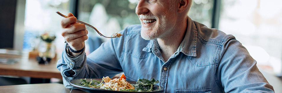 Mann beim Essen