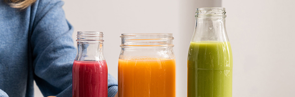 gesunde Smoothies rot, orange, grün