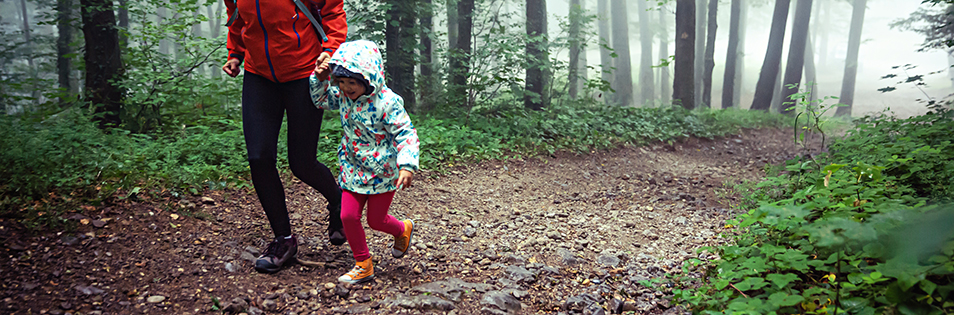 Mama und Kind im Wald - schlechtes Wetter zieht auf