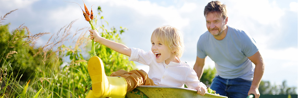 Papa und Kind im Garten