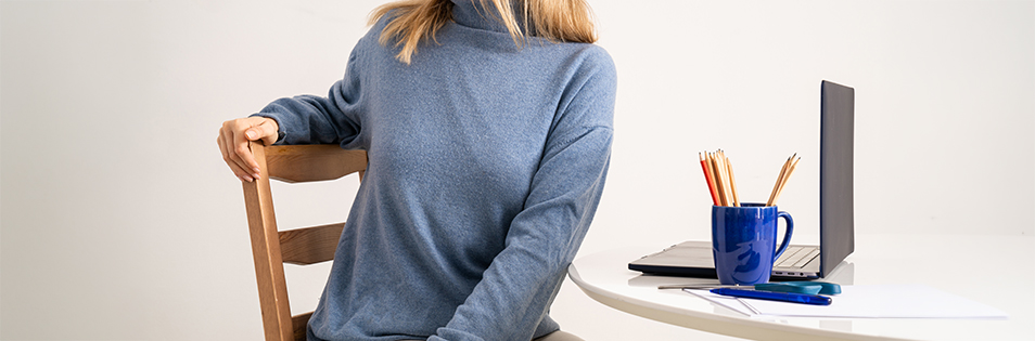 Frau macht Bewegungsübungen im Home Office