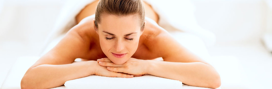 Person liegt am Massagetisch