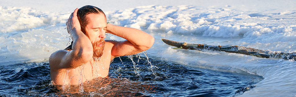Mann beim Eisbaden