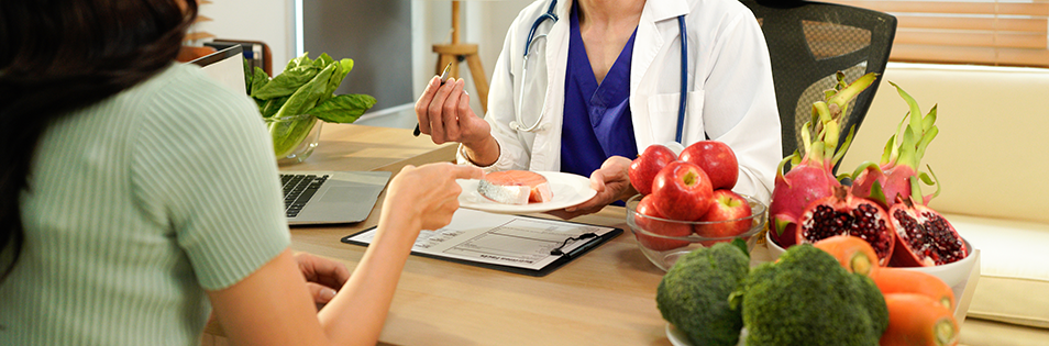 Zwei Frauen im Gespräch zum Thema Ernährung