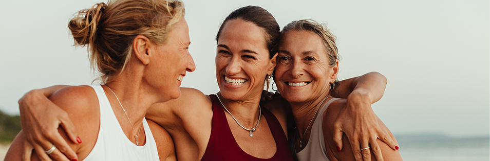 Frauen freuen sich und lachen