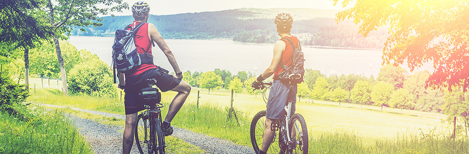 Männer beim Fahrrad fahren machen Pause und genießen den Ausblick
