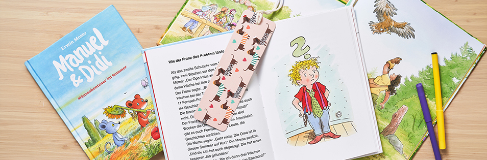Mehrere aufgeschlagene Kinderbücher mit Illustrationen liegen auf einem Tisch, daneben befinden sich Buntstifte und ein Lesezeichen.
