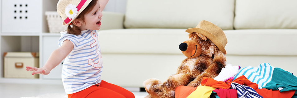 Kleinkind und Teddybär freuen sich auf den Urlaub