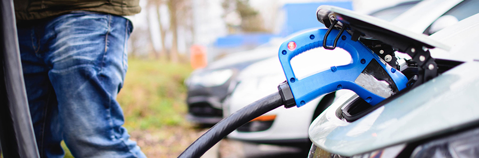 Ladekabel ist mit dem Ladeanschluss eines Elektroautos verbunden.