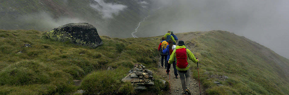 Gruppe Bergwanderer bei schlechter Sicht in den Bergen unterwegs